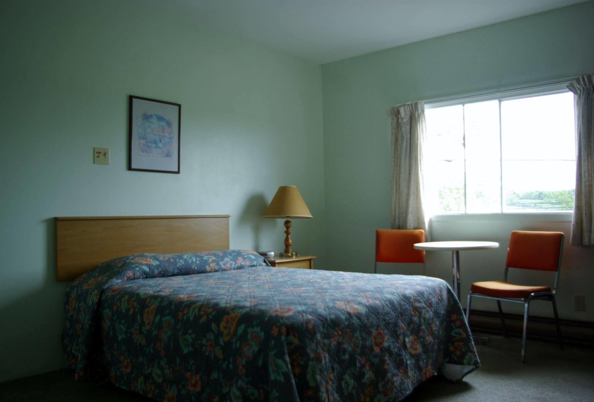 Tidal Bore Inn Труро Екстериор снимка